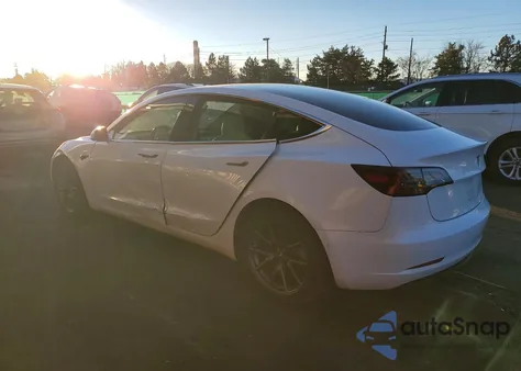 2018 Tesla Model 3 z USA, uszkodzony, nr VIN 5YJ3E1EB1JF056238